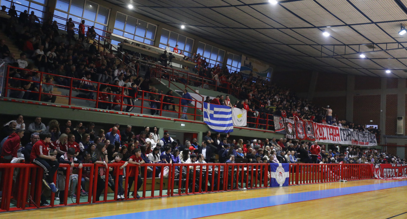 Οι οπαδοί του Ολυμπιακού στο ματς με την ΑΕΚ για την Handball Premier / Πηγή: Eurokinissi