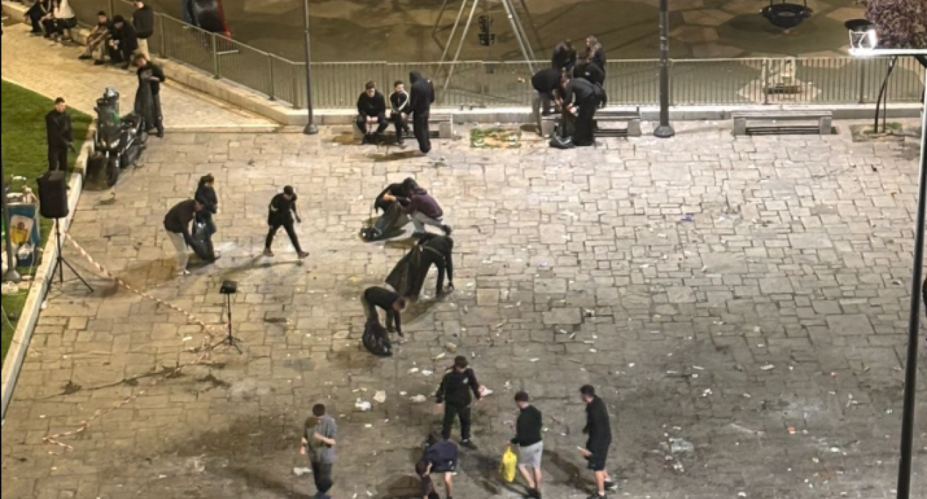 Οι φίλοι του ΠΑΟΚ καθαρίζουν την πλατεία Ναυαρίνου / Giorgos Dimarelos