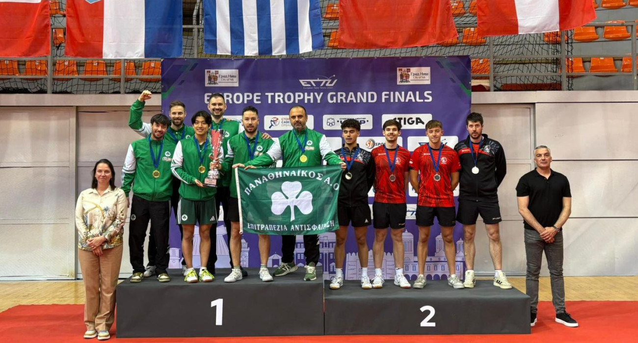 Η ομάδα ανδρών πινγκ-πονγκ του Παναθηναϊκού με το Europe Trophy / Πηγή: Pao1908