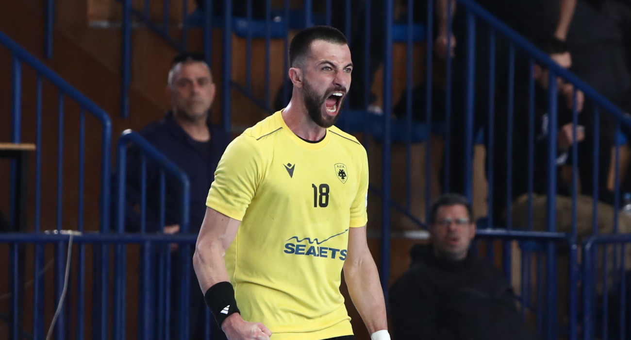 Ο Γκιγιέρμε Τοριάνι πανηγυρίζει στους ημιτελικούς της ΑΕΚ κόντρα στον ΠΑΟΚ για τη Handball Premier / Πηγή: Eurokinissi