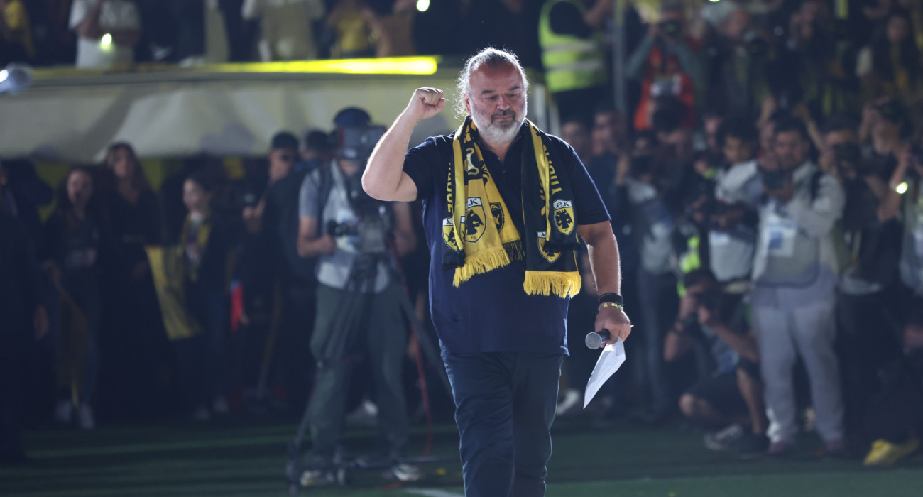 «Εεεε, οοο, αν δεν...»: Το επικό σύνθημα των οπαδών της ΑΕΚ στον Ηλιόπουλο (video)