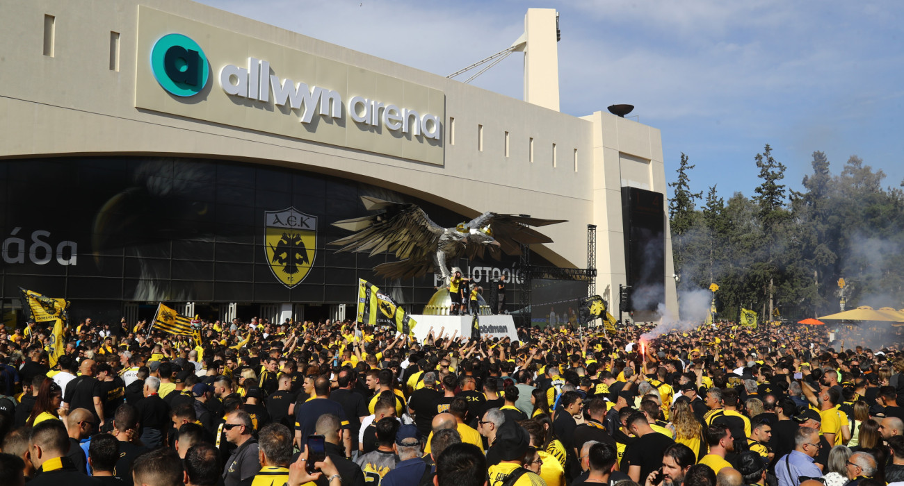 Χιλιάδες φίλοι της ΑΕΚ έξω από την Allwyn Arena / Πηγή: Eurokinissi