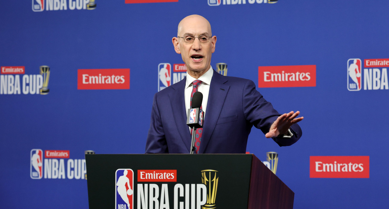 Ο κομισάριος του NBA, Ανταμ Σίλβερ και τα λογότυπα της Emirates τριγύρω του.