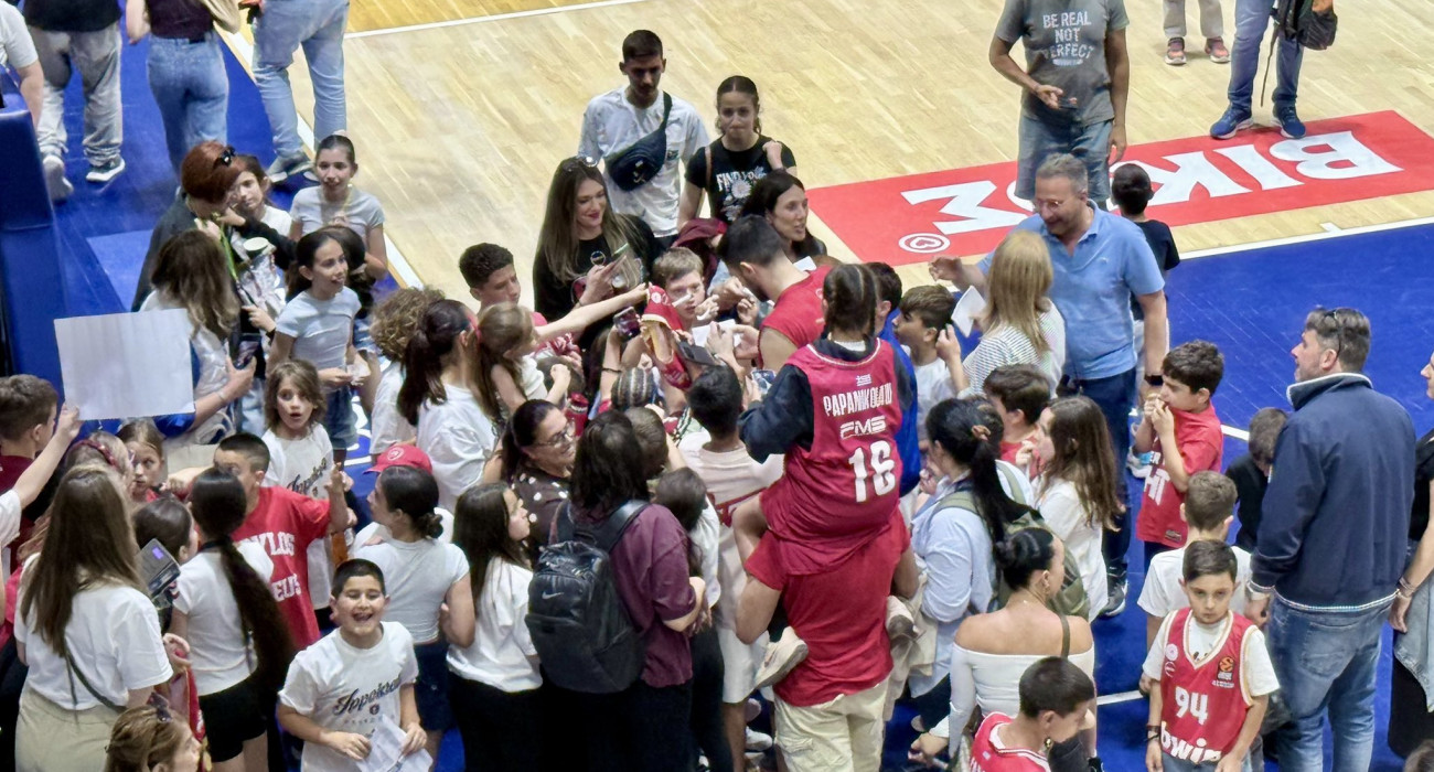 Ο Κώστας Παπανικολάου με πλήθος κόσμου μετά το Κολοσσός - Ολυμπιακός / Πηγή: X - @Olympiacos_BC