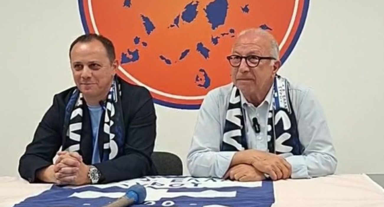 Ο Θανάσης Στάικος στην παρουσίασή του από τον πρόεδρο της Ελλάς Σύρου, Γιώργο Λεονταρίτη / screenshot
