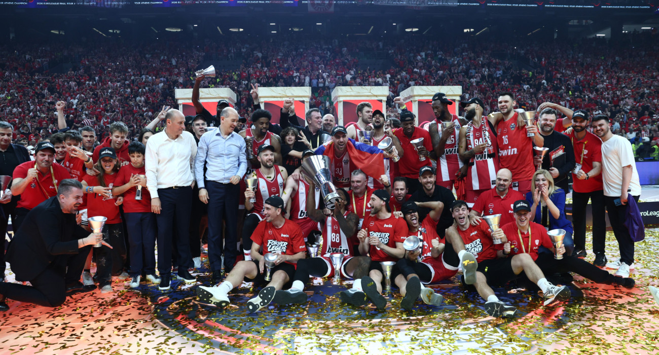 Ο Ολυμπιακός με το τρόπαιο της Euroleague/Intime