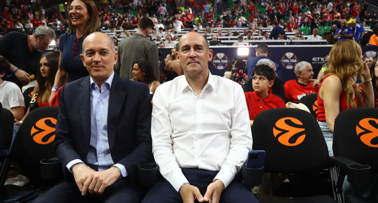 Οι αδερφοί Αγγελόπουλοι στα court-seats του T-Center, Πηγή: Eurokinissi