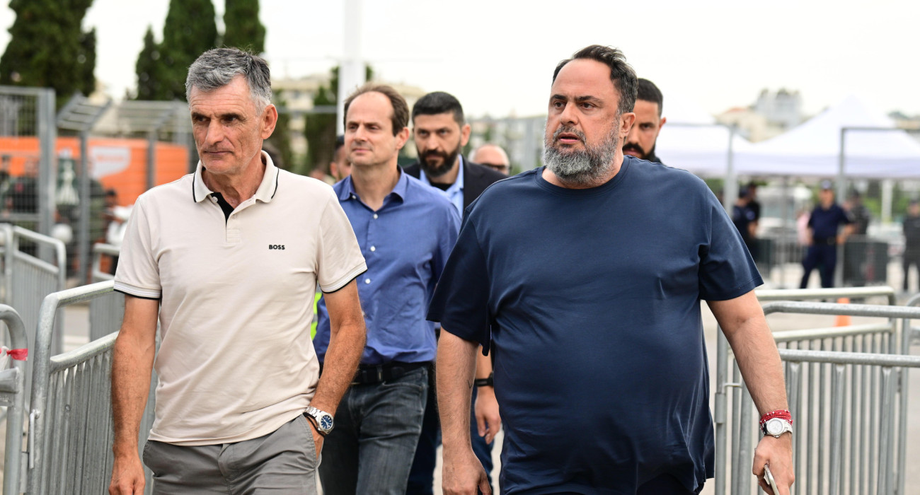 Ο Βαγγέλης Μαρινάκης στο Telekom Center μαζί με τον Χοσέ Λουίς Μεντιλίμπαρ/Πηγή: Eurokinissi