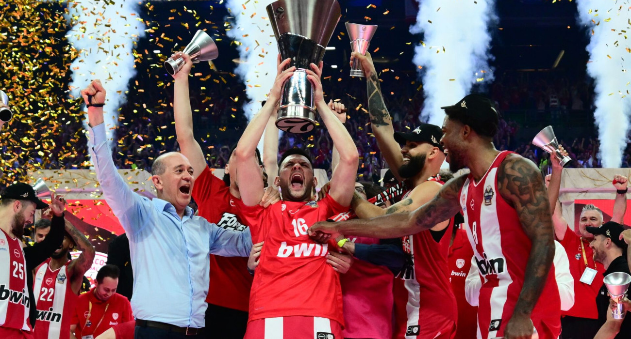 Η απονομή της EuroLeague στον Ολυμπιακό/Πηγή: Eurokinissi
