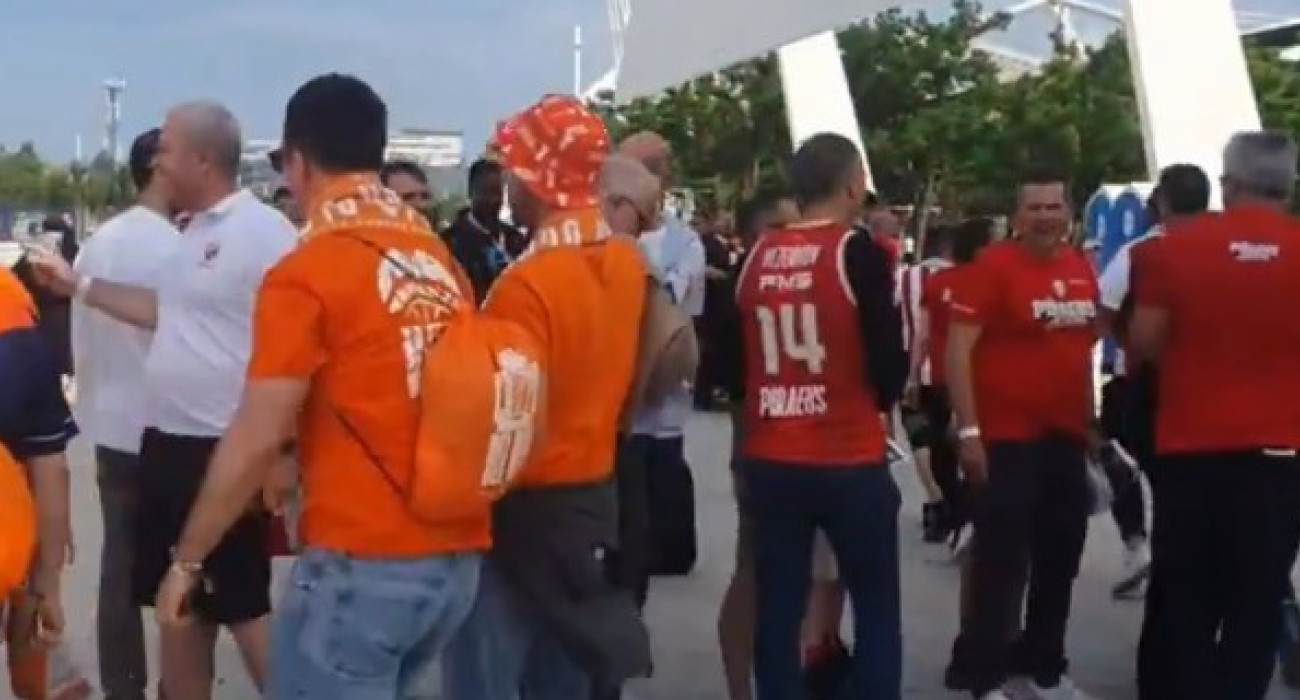 Φίλοι της Βαλένθια και του Ολυμπιακού έξω από το Telekom Center / Screenshot