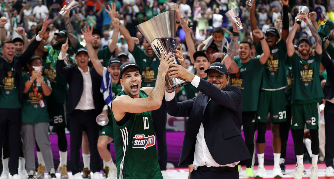 Κώστας Σλούκας και Εργκίν Αταμάν με το 7ο ευρωπαϊκό τρόπαιο του Παναθηναϊκού / Πηγή: Eurokinissi