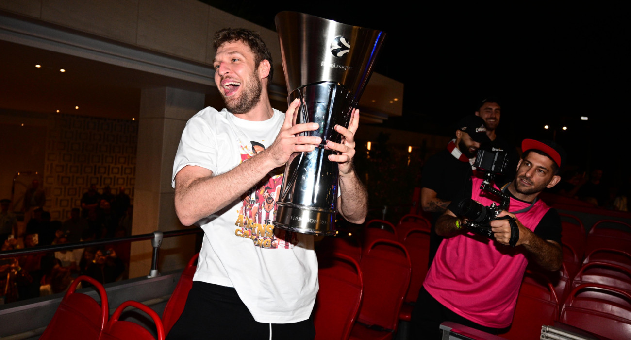 Ο MVP της Euroleague Σάσα Βεζένκοφ με το τέταρτο ευρωπαϊκό του Ολυμπιακού / Πηγή: Eurokinissi