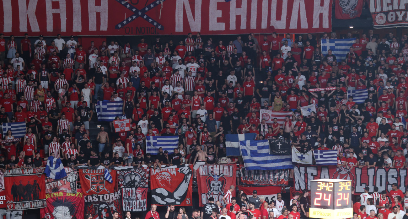 Γεμάτες με Ελληνικές σημαίες οι κερκίδες του ΣΕΦ στον τρίτο τελικό της Stoiximan GBL (video)