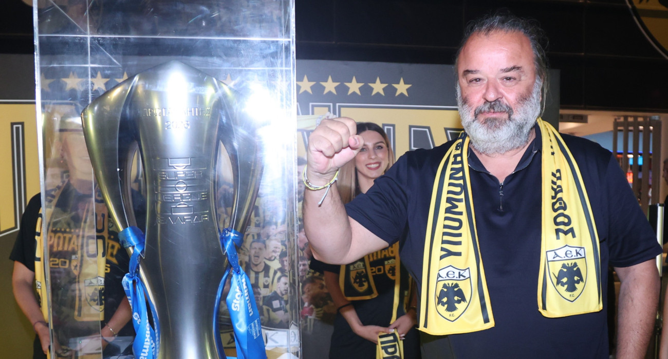 Ο Μάριος Ηλιόπουλος μαζί με την κούπα της Stoiximan Super League / Πηγή: Intime
