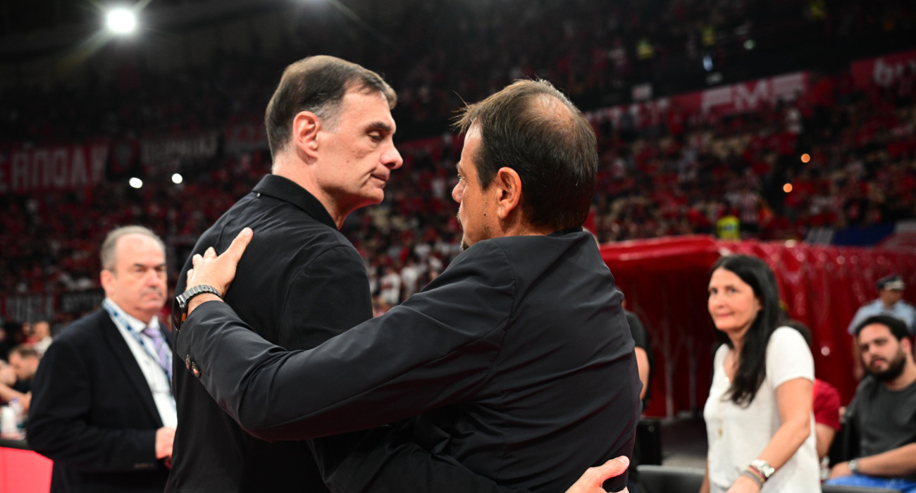 Αγκαλιά Μπαρτζώκα και Αταμάν πριν την έναρξη του τρίτου τελικού της Stoiximan GBL (video)