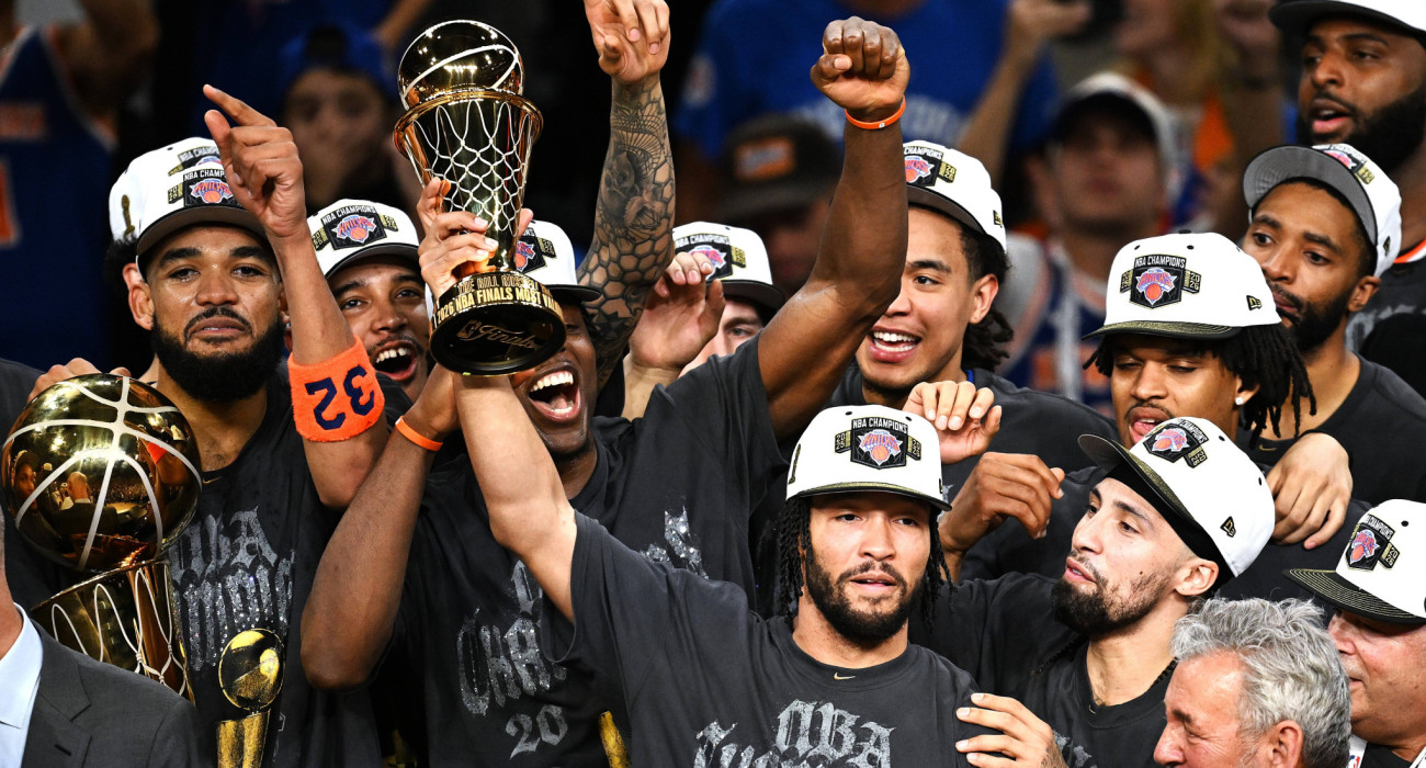 Ο Τζέιλεν Μπράνσον αγκαλιά με το τρόπαιο του MVP των τελικών του NBA / Πηγή: IMAGO / Xinhua