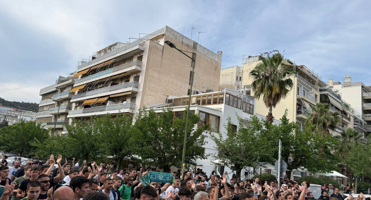 Ο κόσμος του Παναθηναϊκού έξω από το Κάραβελ