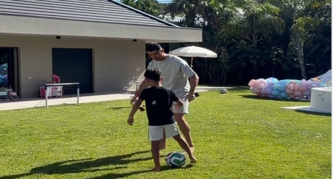 «Like father, like son»: Ο Κριστιάνο Ρονάλντο μαθαίνει... μπαλίστα στον 8χρονο γιο του (video)