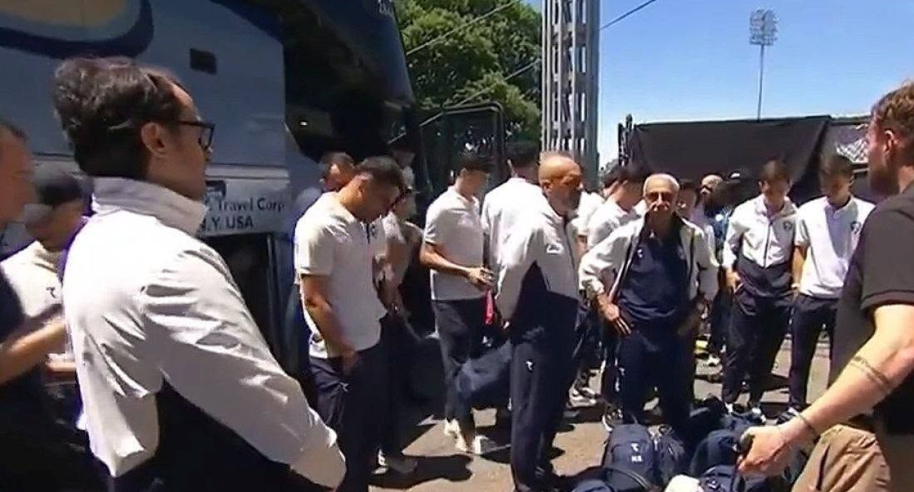 Τα μέλη της Εθνικής Ουζμπεκιστάν κατά τη διάρκεια του ελέγχου στον οποίο υποβλήθηκαν πριν το φιλικό με την Ολλανδία / screenshot