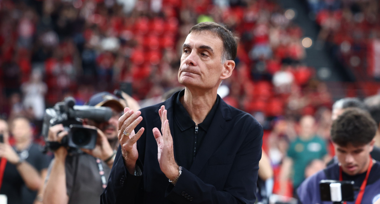 Ο Γιώργος Μπαρτζώκας στον πάγκο του Ολυμπιακού / Πηγή: Intime