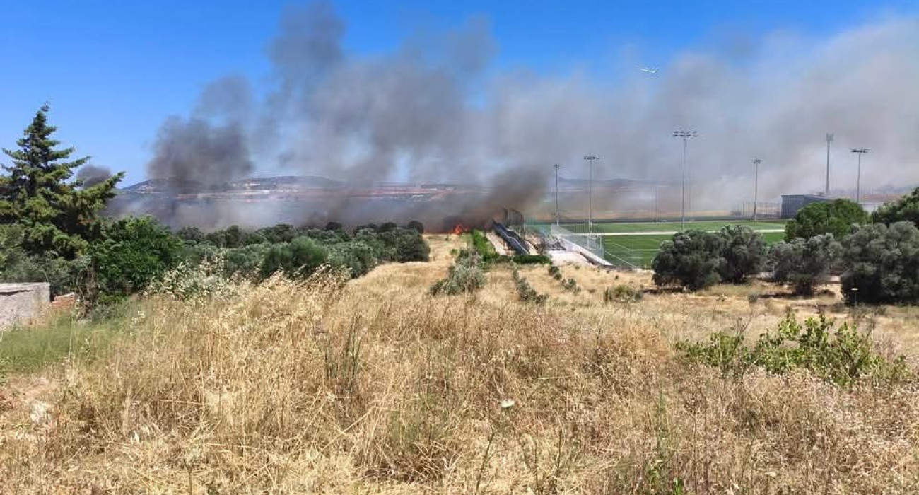 Σε ύφεση η φωτιά στα Σπάτα κοντά στο προπονητικό κέντρο της ΑΕΚ
