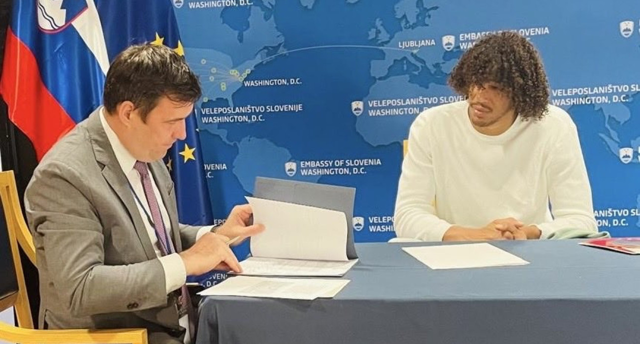 Σέντερ των Λέικερς πήρε σλοβενικό διαβατήριο και θα είναι συμπαίκτης του Ντόντσιτς στην εθνική ομάδα