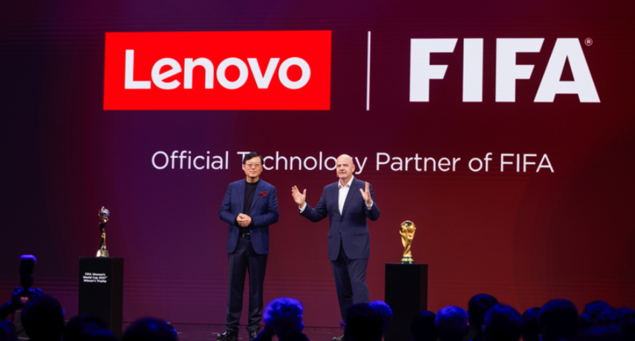 Ο πρόεδρος της FIFA, Τζιάνι Ινφαντίνο με τον επικεφαλής της Lenovo, Γουανκίνγκ Γουάνγκλ.