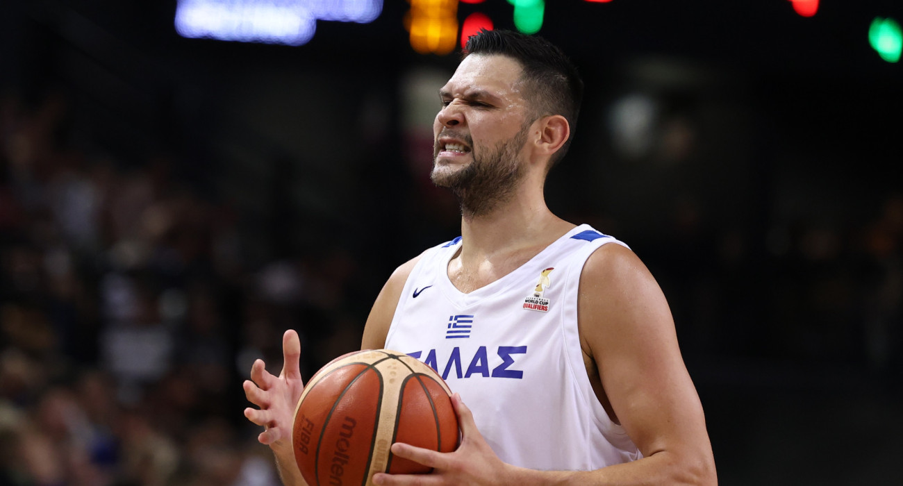 Ο Κώστας Παπανικολάου δεν μπορεί να πιστέψει την ήττα της Ελλάδας από την Πορτογαλία / ΙΝΤΙΜΕ