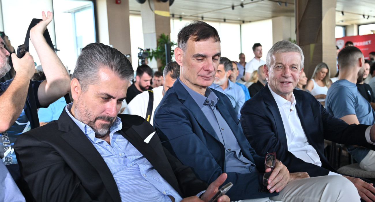 Ο Γιώργος Μπαρτζώκας κατά την παρουσίαση της Superbet ως χορηγό του Ολυμπιακού, Πηγή: Intime