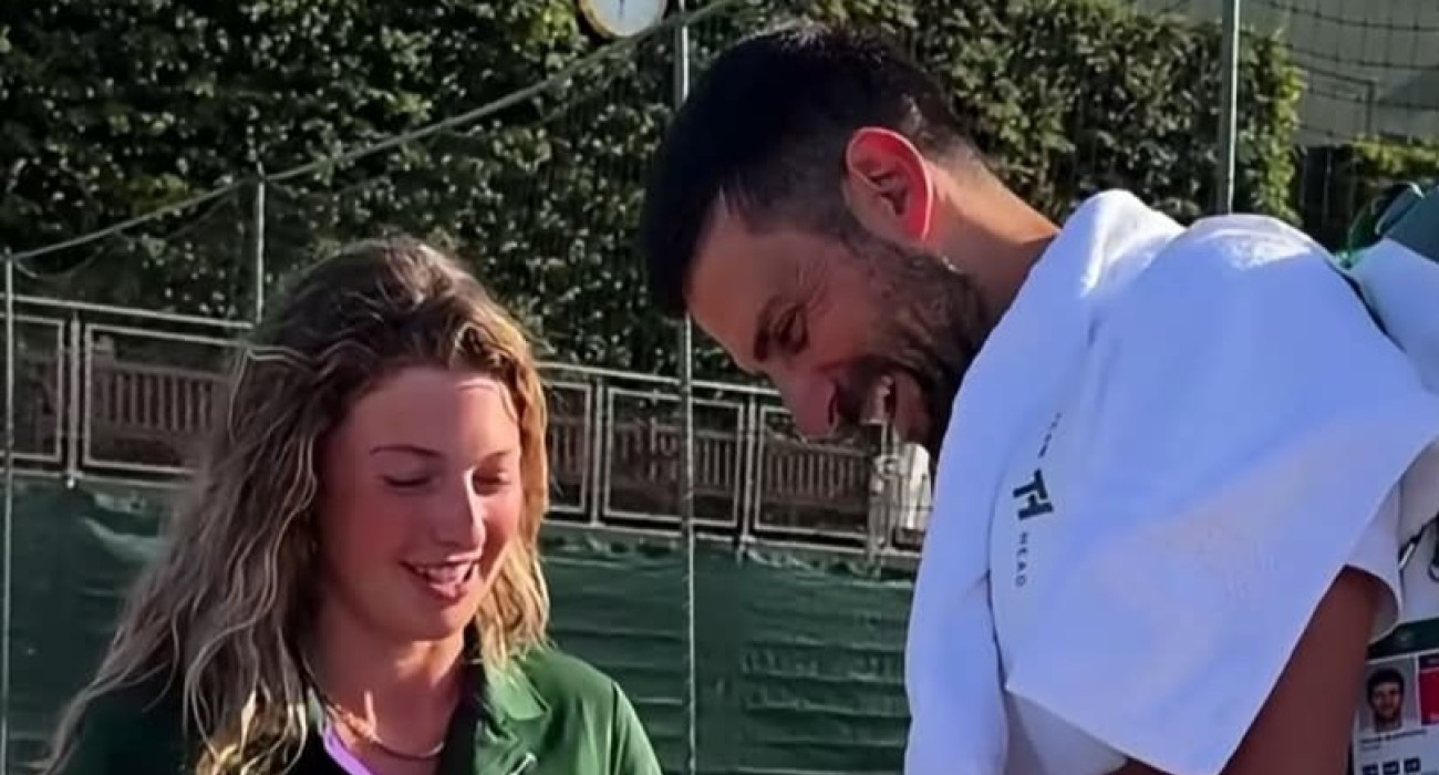 Ο Τζόκοβιτς δίνει καπέλο στο ball girl που έκανε φάρσα/ screenshot