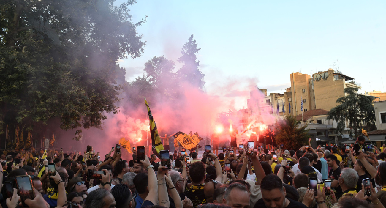 Το τρόπαιο της ΑΕΚ βρέθηκε στις Σέρρες και οι οπαδοί της έδωσαν δυναμικό «παρών» και εκεί / Πηγή: Intime