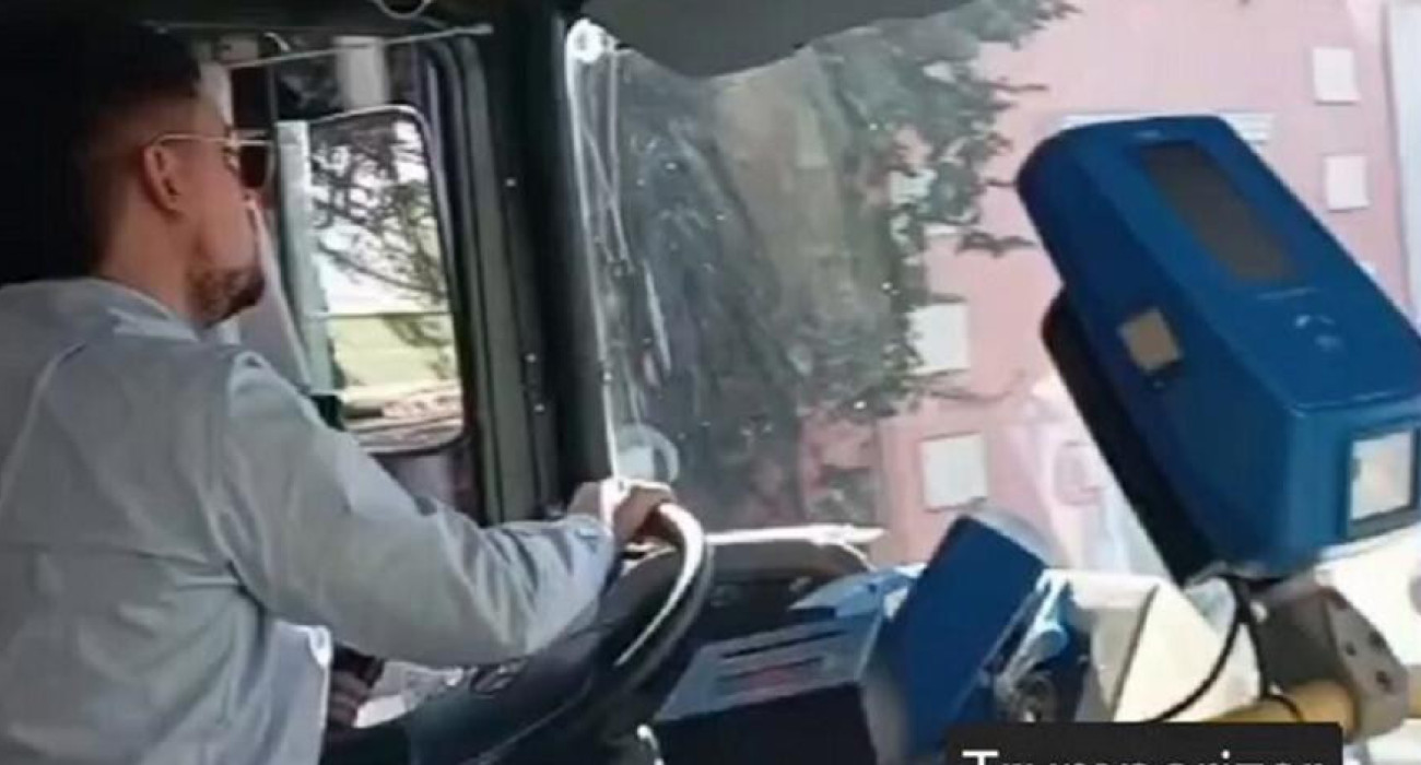 Οδηγός του λεωφορείου σταμάτησε στη μέση του δρόμου