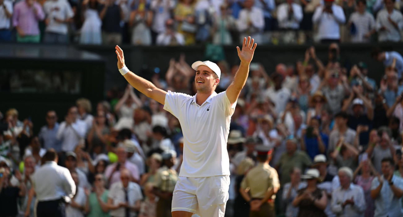 Ο Άρθουρ Φέρι χαιρετά το κοινό στο Wimbledon που τον αποθεώνει / Πηγή: IMAGO / PRESSE SPORTS
