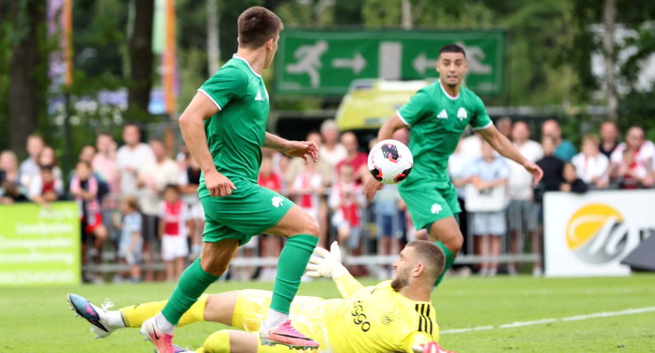 Η φάση του 2-0 του Παναθηναϊκού απέναντι στον Άγιαξ με πρωταγωνιστές τους Αντριάνο Γιάγκουσιτς και Ανάς Ζαρουρί - ΠΗΓΗ: ΙΝΤΙΜΕ