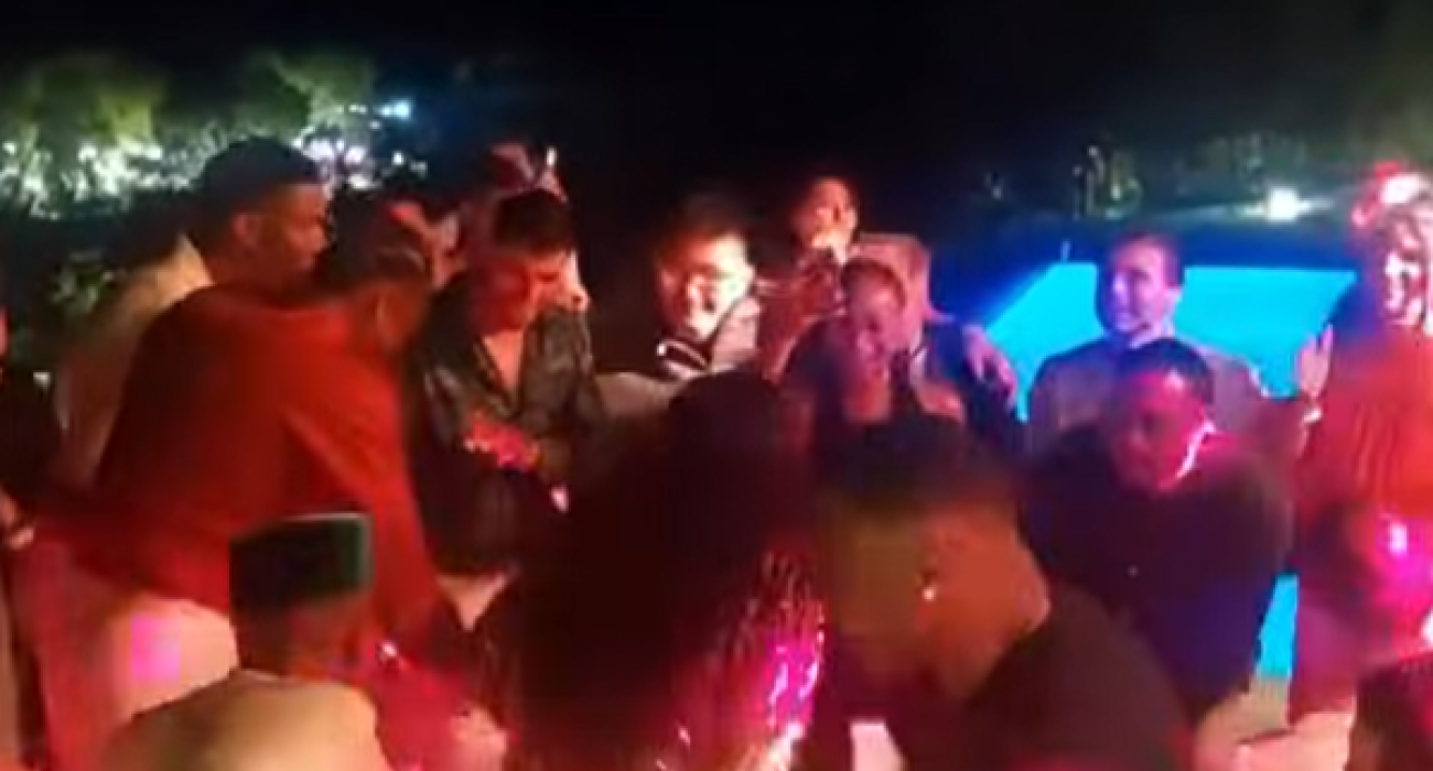 Η οικογένεια Αντετοκούνμπο διασκεδάζει στον γάμο του Θανάση, παρόντος και του Ρίτσαρντ Σιάο / PrintScreen