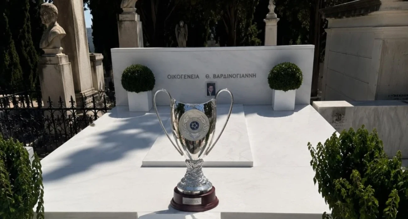 Το τρόπαιο του Κυπέλλου στο μνήμα του Θεόδωρου Βαρδινογιάννη