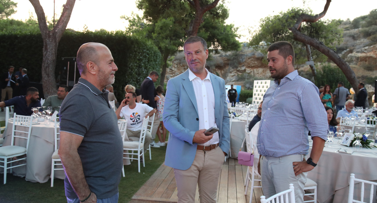 Ο Γιάννης Αλαφούζος και ο Μάκης Γκαγκάτσης στην κλήρωση της Super League/ Πηγή: Eurokinissi