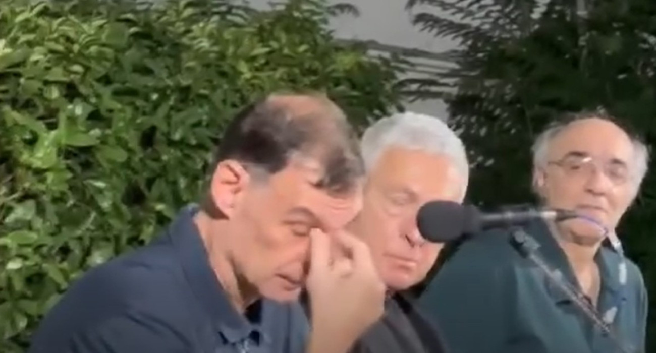 Ο Γιώργος Μπαρτζώκας δακρύζει/screenshot