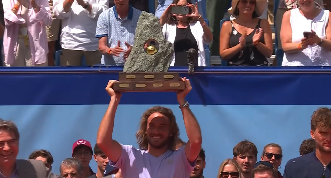 Ο Στέφανος Τσιτσιπάς με το τρόπαιο του Gstaad Open / Screenshot