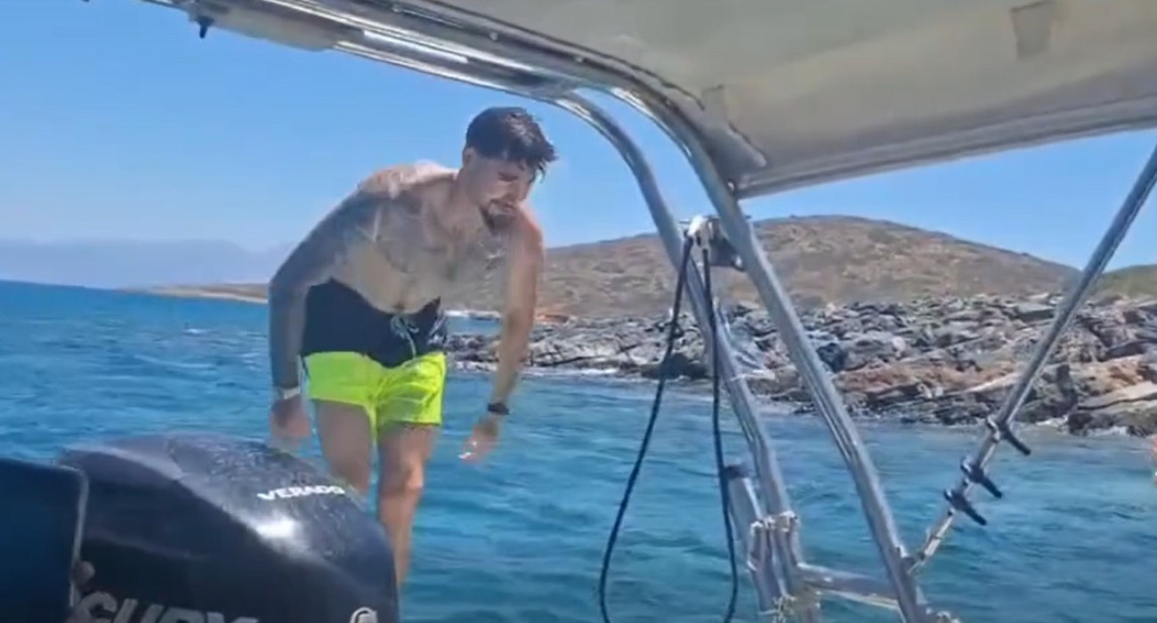 Ο Χουάντσο την ώρα που σκαρφαλώνει σε σκάφος με Παναθηναϊκούς/facebook