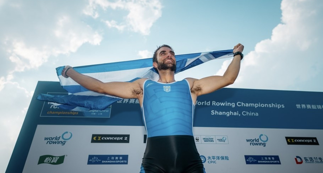 Ο Στέφανος Ντούσκος με την ελληνική σημαία / Πηγή: World Rowing / Benedict Tufnell