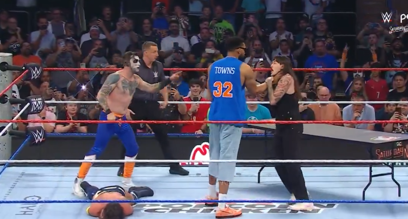 Ο Καρλ Άντονι Τάουνς στο ρινγκ του WWE / PrintScreen