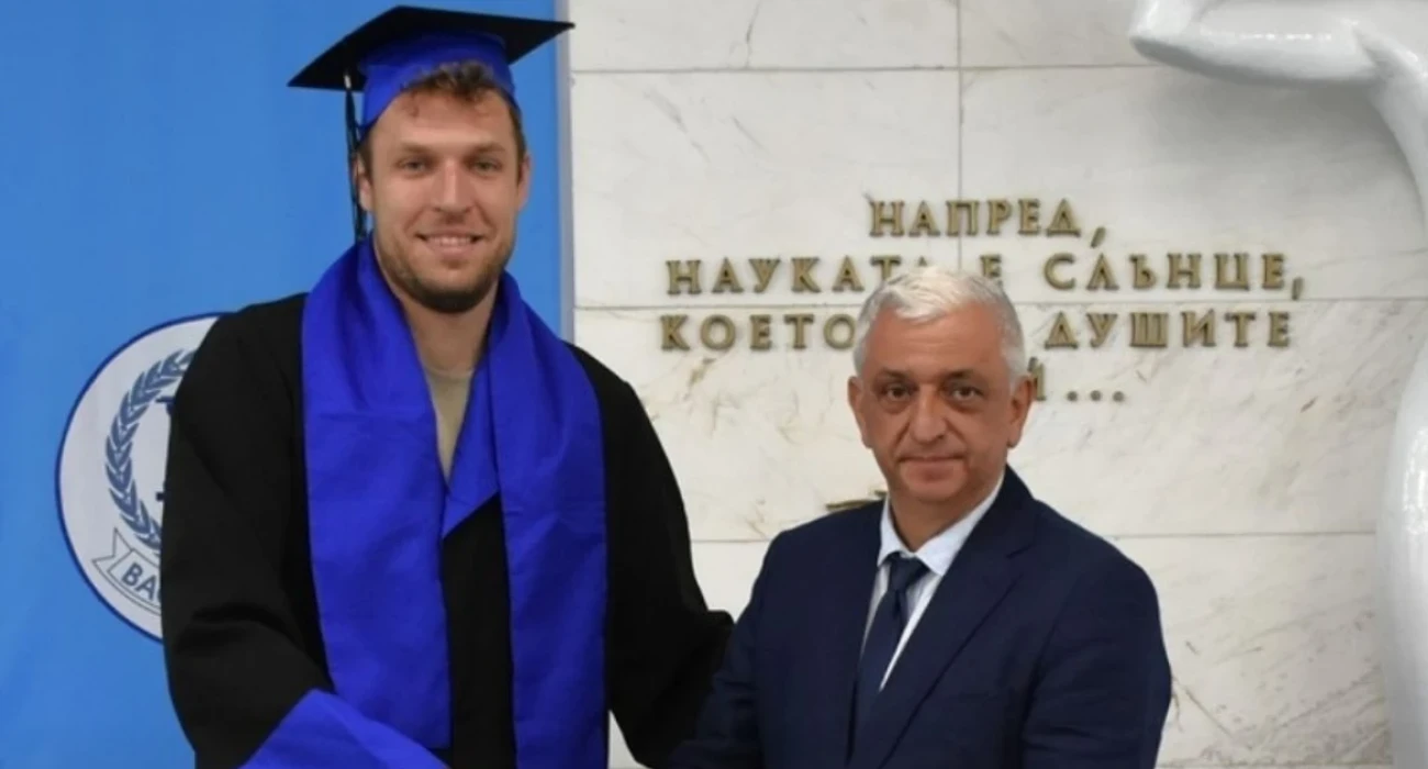 Ο Σάσα Βεζένκοφ με τον τήβεννος παραλαμβάνει το πτυχίο του.