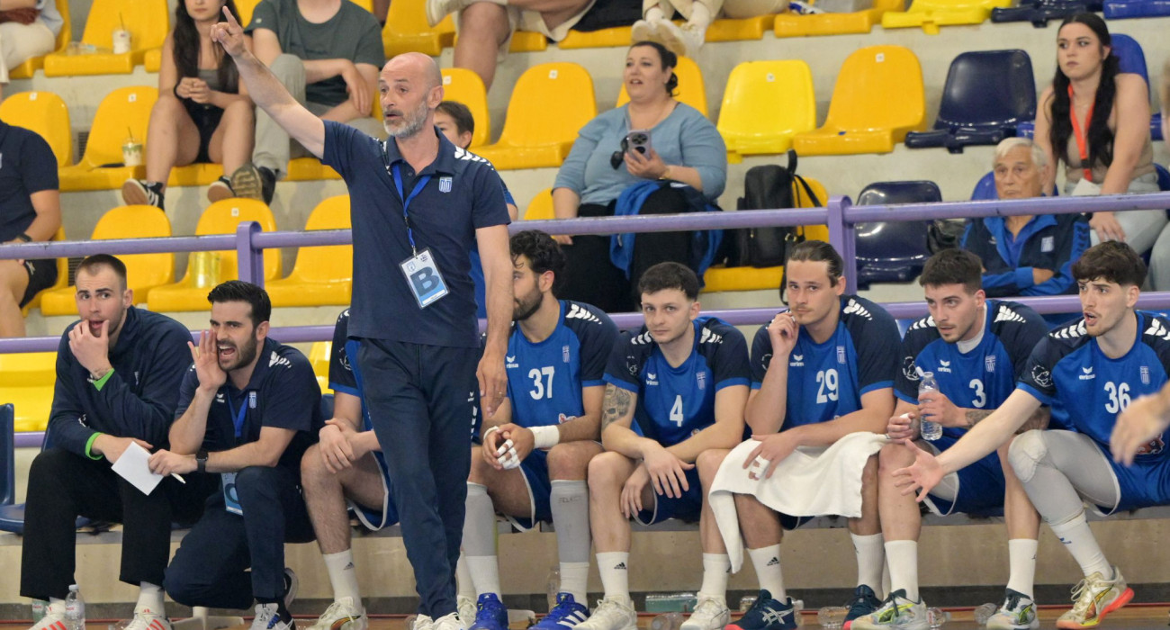 Ο ομοσπονδιακός τεχνικός Γιώργος Ζαραβίνας σε αγώνα της Εθνικής χάντμπολ / Πηγή: Intime