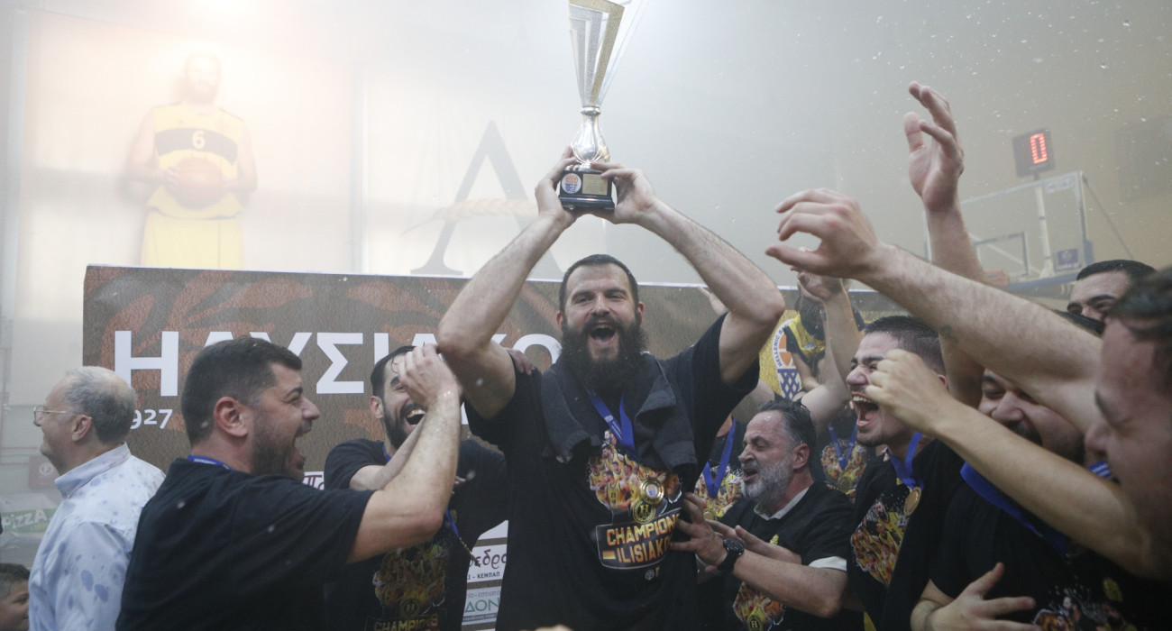 Ο Αντώνης Φώτσης σηκώνει το κύπελλο της National League 2 με τον Ηλυσιακό, Πηγή: Eurokinissi