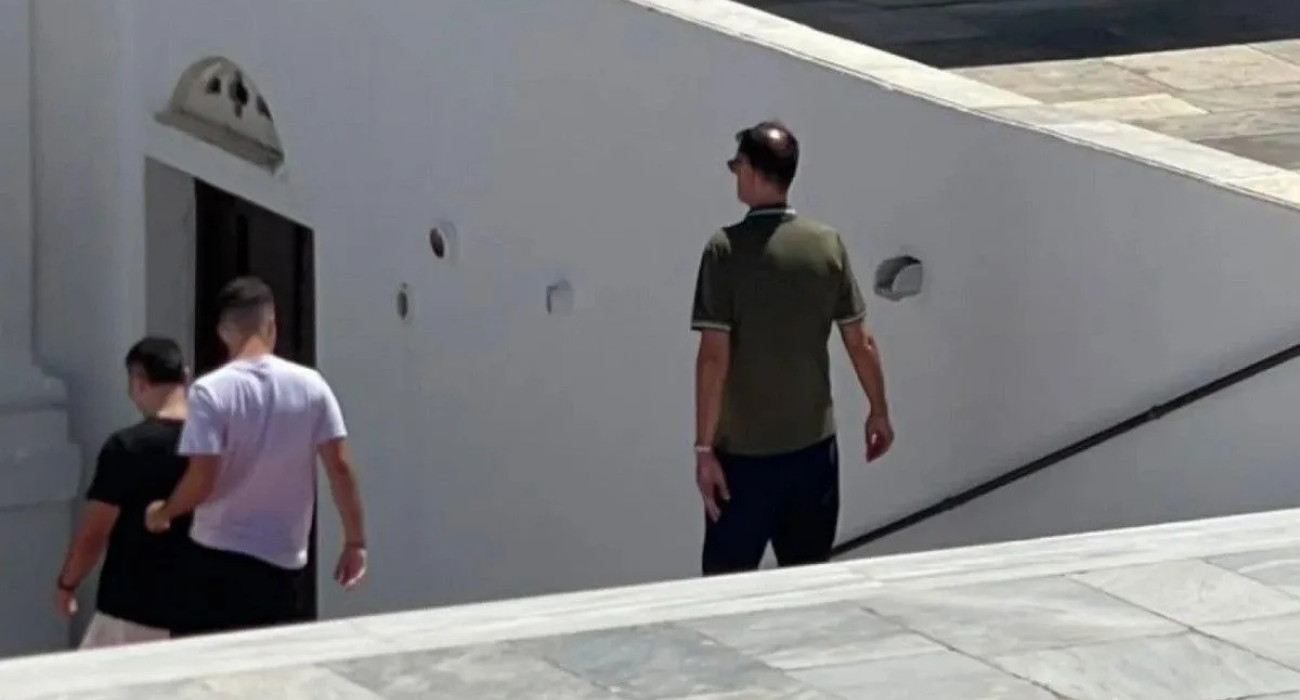 Ο Γιώργος Μπαρτζώκας στην Τήνο / Πηγή: ekklisiaonline.gr