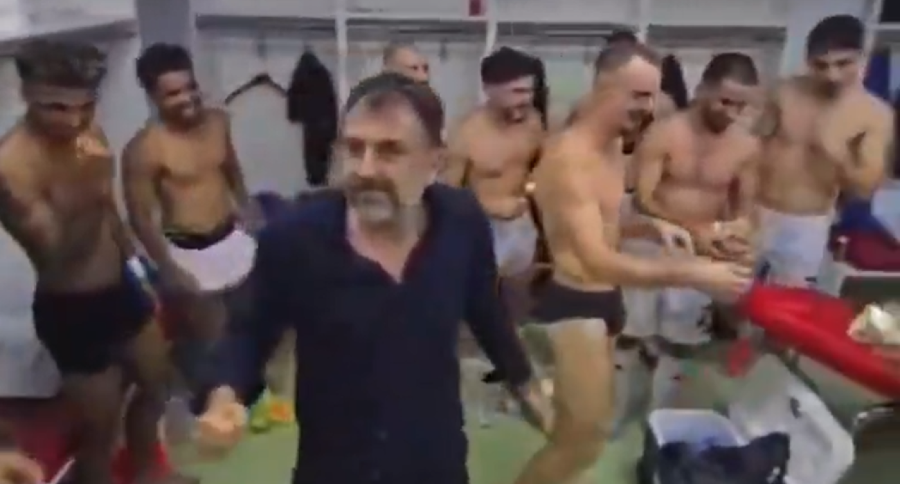 Πρόεδρος ομάδας έκανε «ντου» στα αποδυτήρια με τσάντα γεμάτη μετρητά για να μοιράσει πριμ / Screenshot