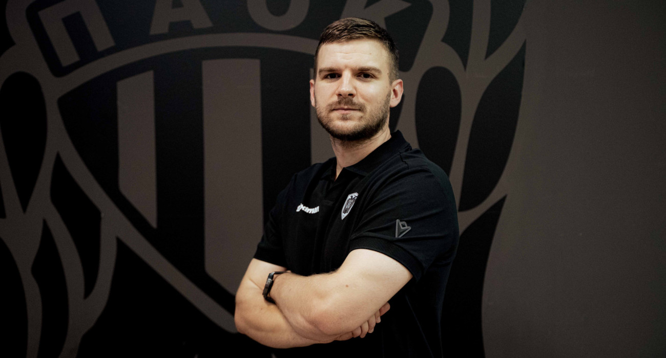 Ο Λούκα Νάστοβ στο επιτελείο του ΠΑΟΚ/ Πηγή: paokbc.gr