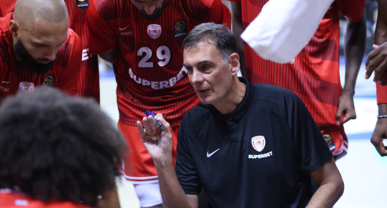 Ο Γιώργος Μπαρτζώκας με τους παίκτες του Ολυμπιακού / Πηγή: Eurokinissi