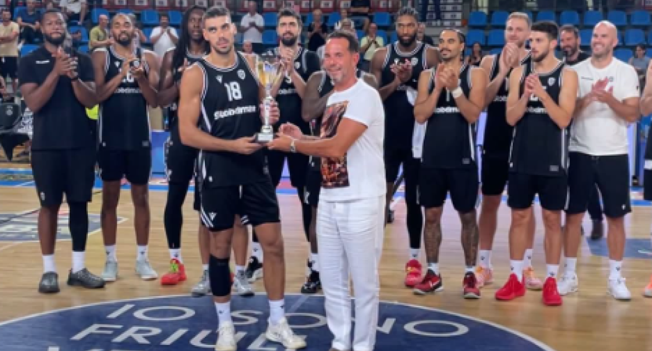 Η απόνομή του τροπαίου στον Νίκο Περσίδη / paokbasketball